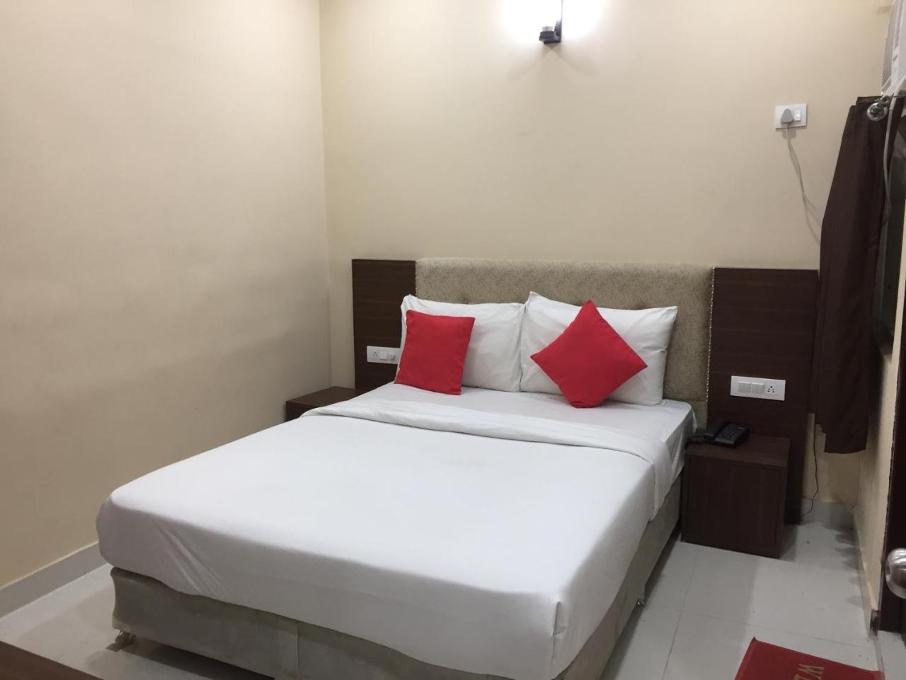 Super51Hotel New Delhi Exterior photo
