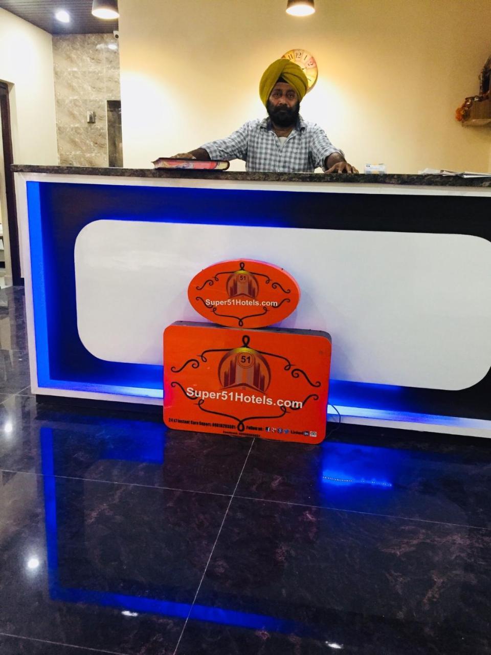 Super51Hotel New Delhi Exterior photo